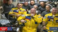Kosmonot Oleg Artemyev, Denis Matveev dan Sergey Korsakov mengapung di ISS setelah tiba dengan pesawat ruang angkasa Soyuz pada 18 Maret 2022. (Roscosmos TV)