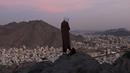 Seorang peziarah muslim melihat Kota Suci Mekkah dari atas Jabal al-Noor atau Gunung Cahaya, Arab Saudi, 5 Juli 2022. Satu juta orang, termasuk 850 ribu dari luar negeri, diizinkan untuk berpartisipasi dalam haji tahun ini setelah dua tahun terakhir jumlahnya dikurangi secara drastis karena pandemi virus corona COVID-19. (Christina ASSI/AFP)