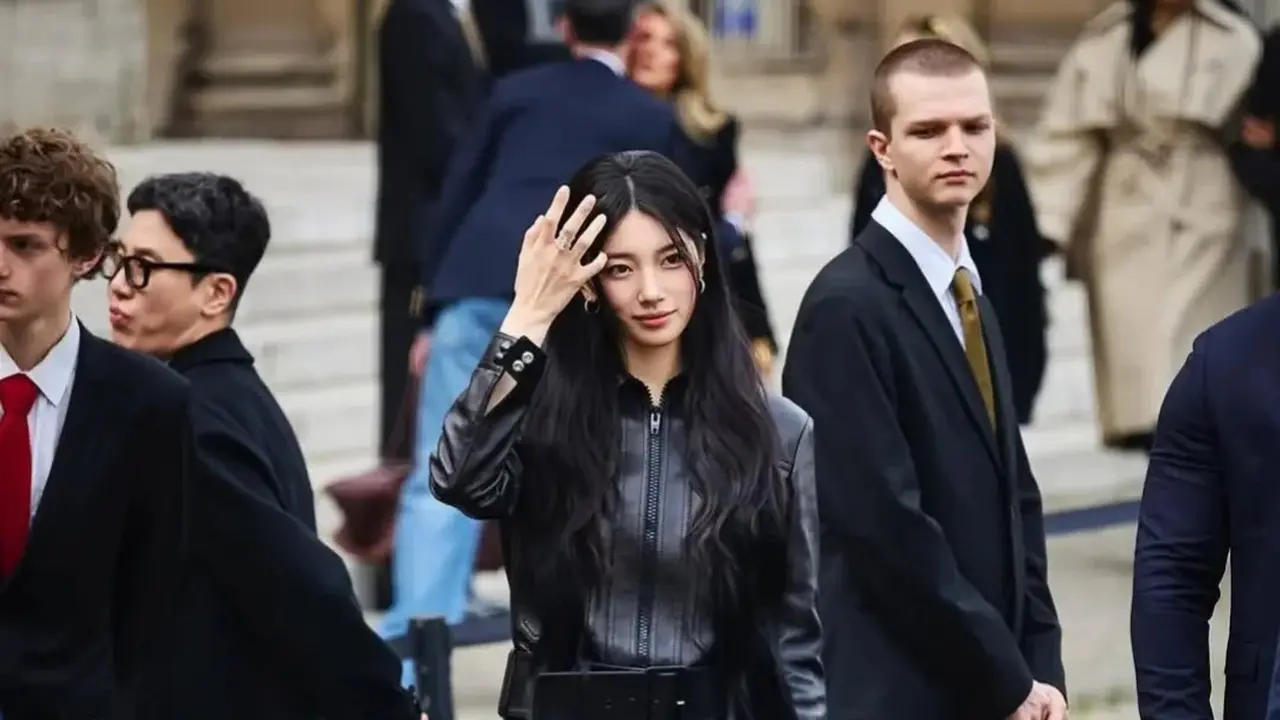 Edgy dalam Balutan Serba Hitam, Gaya Bae Suzy Hadiri Show Celine di Paris Fashion Week