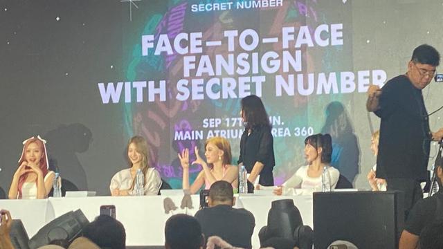 Secret Number tampil di "ON THE K: O" yang diselenggarakan di OTTE Mall Jakarta, pada Minggu (18/9/2023).