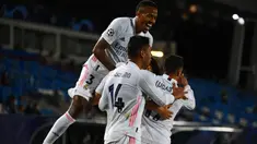 Para pemain Real Madrid merayakan gol kedua ke gawang Liverpool yang dicetak gelandang Marco Asensio dalam laga leg pertama babak perempatfinal Liga Champions 2020/2021 di Alfredo di Stefano Stadium, Selasa (6/4/2021). Real Madrid menang 3-1 atas Liverpool. (AFP/Gabriel Bouys)