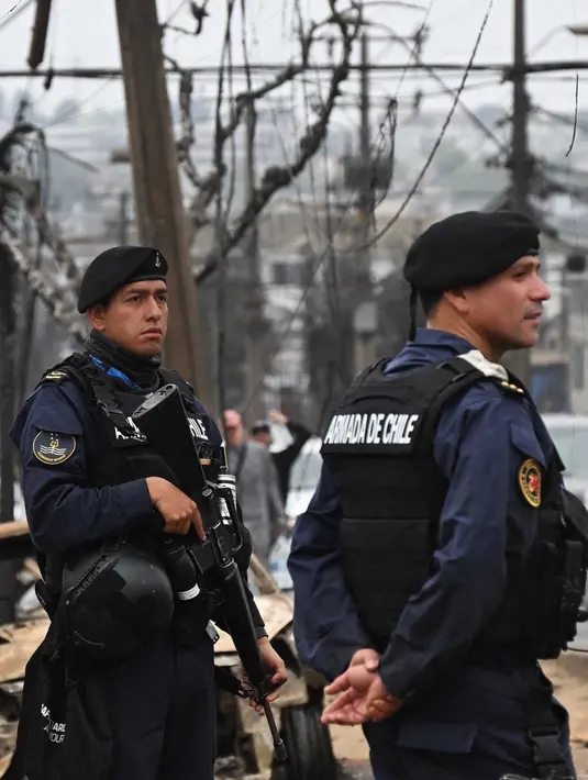 Kementerian Pertahanan Chile mengerahkan lebih banyak unit militer ke daerah-daerah yang terdampak, termasuk semua sumber daya yang diperlukan. (RODRIGO ARANGUA/AFP)