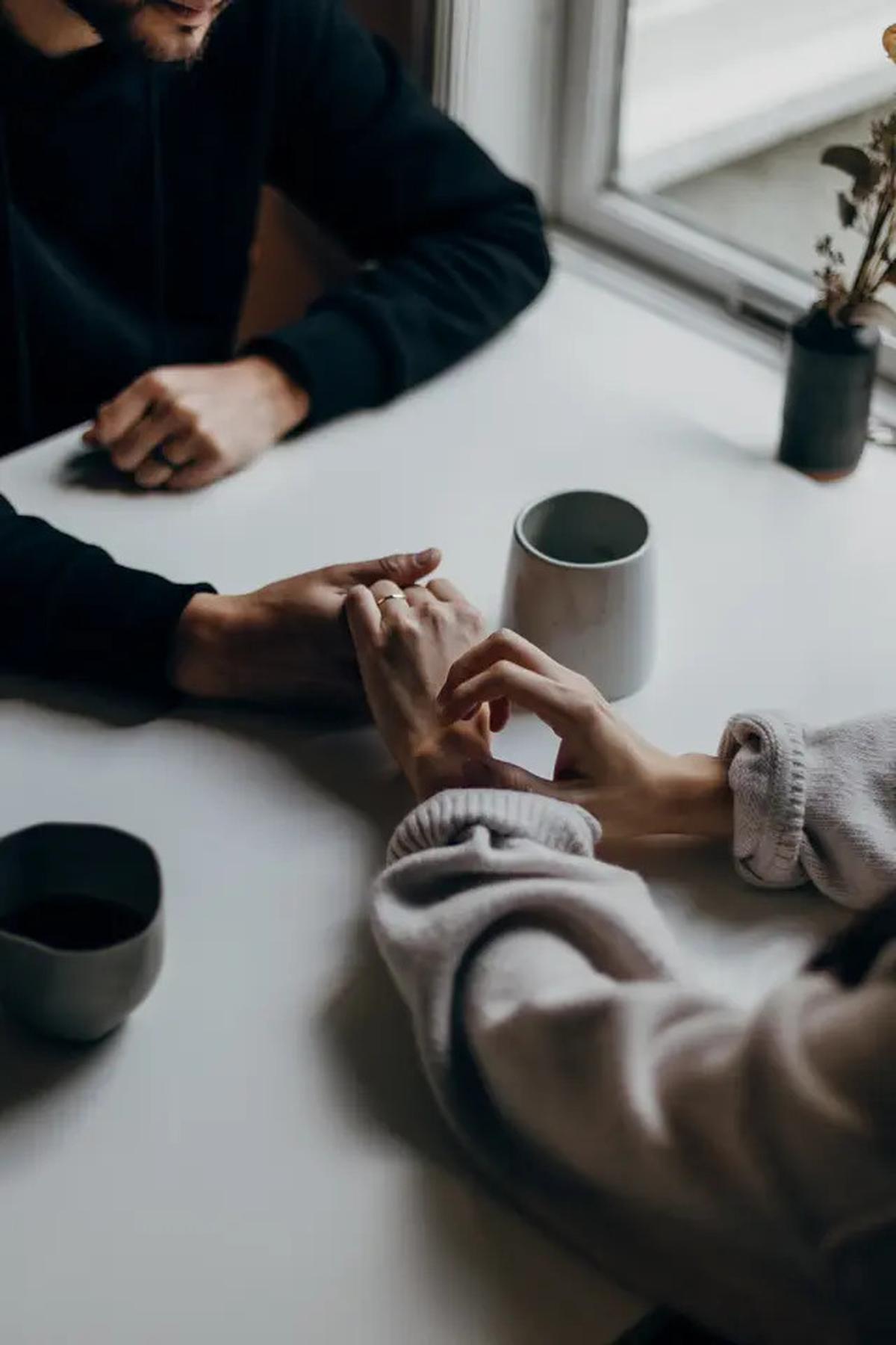 5 Perilaku Ini Bisa Merusak Hubungan dan Bikin Pasangan Merasa Tertekan, Jangan Dilakukan