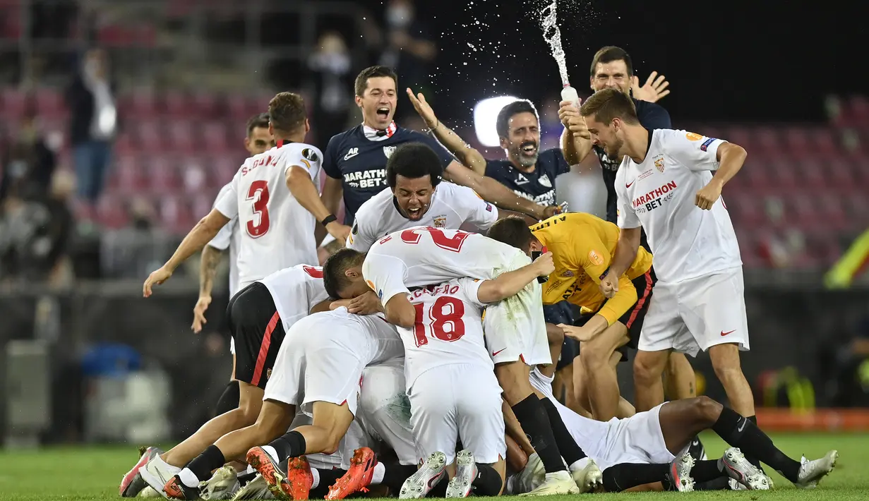 Pemain Sevilla merayakan kemenangan atas Inter Milan pada final Liga Europa 2019/2020 di Stadion RheinEenergie, Sabtu (22/8/2020) dini hari WIB. Sevilla menang 3-2 atas Inter Milan. (AFP/Martin Meissner/pool)
