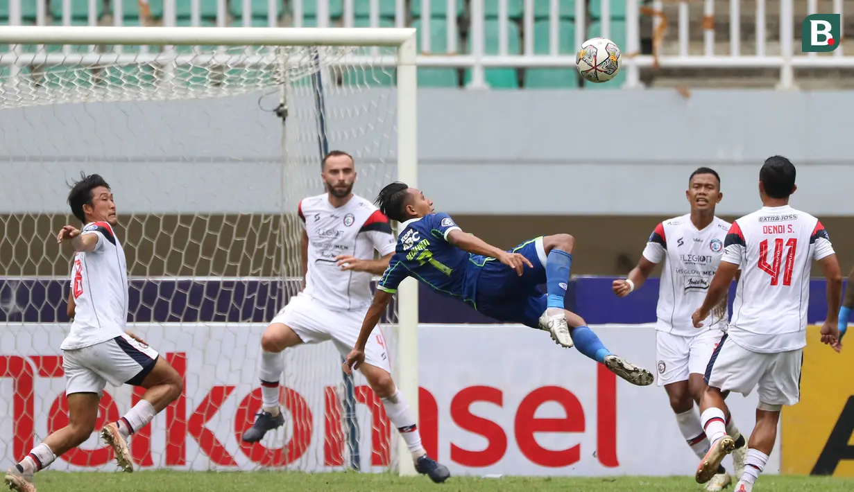 <p>Pemain Persib Bandung, Beckham Putra Nugraha (tengah) berusaha menendang bola ke gawang Arema FC pada pertandingan pekan ke-26 BRI Liga 1 2022/2023 yang berlangsung di Stadion Pakansari, Bogor, Kamis (23/2/2023). (Bola.com/Ikhwan Yanuar)</p>