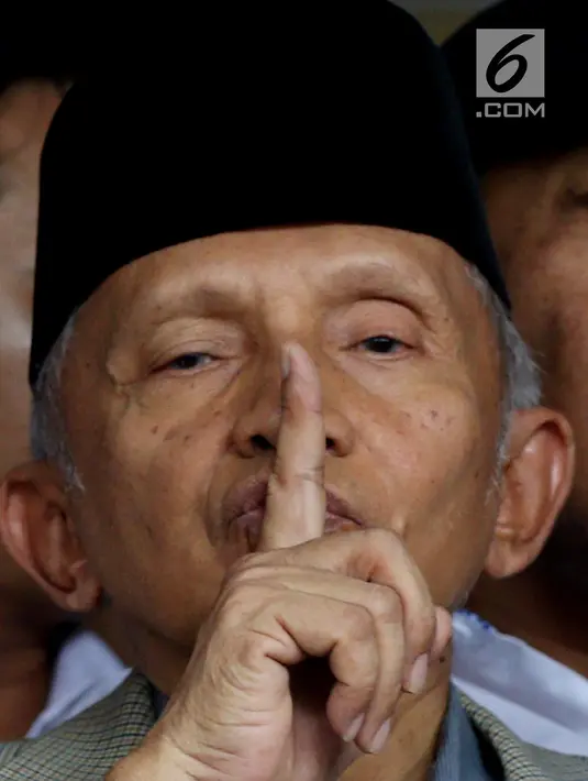 Mantan Ketua Umum DPP Partai Nasional Amanat (PAN), Amien Rais memberikan isyarat dengan jarinya saat memberikan pernyataan sebelum memasuki ruang pemeriksaan di Direktorat Kriminal Umum Polda Metro Jaya, Rabu (10/10). (Liputan6.com/Johan Tallo)