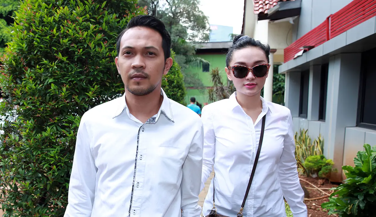 Didampingi kekasihnya, Zaskia Gotik datang ke Direktorat Reserse Kriminal Khusus Polda Metro Jaya, Kamis (24/3/2016). (Deki Prayoga/Bintang.com)