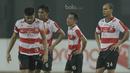 Pemain Madura United tampak kecewa usai dikalahkan Bhayangkara FC pada  laga lanjutan liga 1 di Stadion Patriot, Bekasi, kamis (13/7/2017). Bhayangkara FC menang 2-1 atas Madura United. (Bola.com/M Iqbal Ichsan)