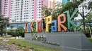 Aktivitas pekerja saat menyelesaikan pembangunan Taman Link In Park, Cempaka Putih, Jakarta Pusat, Kamis (12/1/2023). Pemprov DKI melalui Dinas Pertamanan dan Hutan Kota (Distamhut) DKI Jakarta akan segera meresmikan taman baru viral Link In Park dengan inspirasi nama band rock asal Amerika Serikat dengan sejumlah fasilitas di taman tersebut antara lain, area skateboard, fitness outdoor, area bermain anak, toilet, hingga rumah hobbit yang akan diresmikan pada Februari mendatang. (merdeka.com/Iqbal S Nugroho)