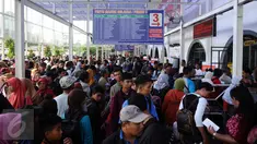 Ribuan calon penumpang memadati depan pintu masuk Stasiun Senen Jakarta, Sabtu (2/1/2016). Hingga pukul 15.15 WIB, 10.345 penumpang telah diberangkatkan dari Stasiun Senen menuju sejumlah kota di pulau Jawa. (Liputan6.com/Helmi Fithriansyah)