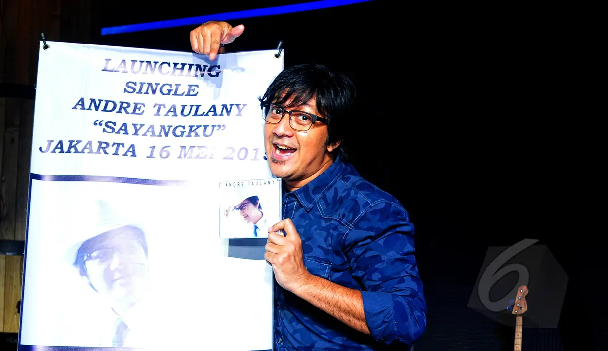 Andre Taulany seusai peluncuran single "Sayangku" di kawasan Kuningan, Jakarta, Sabtu (16/5). Setelah lama muncul di televisi sebagai komedian, Andre Taulany kini memutuskan untuk kembali bernyanyi. (Liputan6.com/Yoppy Renato)