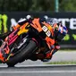 Pembalap KTM asal Afrika Selatan Brad Binder (depan) beraksi dalam MotoGP Ceko di Sirkuit Masaryk, Brno, Republik Ceko, Minggu (9/8/2020). Brad Binder berhasil menjadi juara setelah menjadi yang tercepat di balapan yang digelar sebanyak 21 lap. (Joe Klamar/AFP)