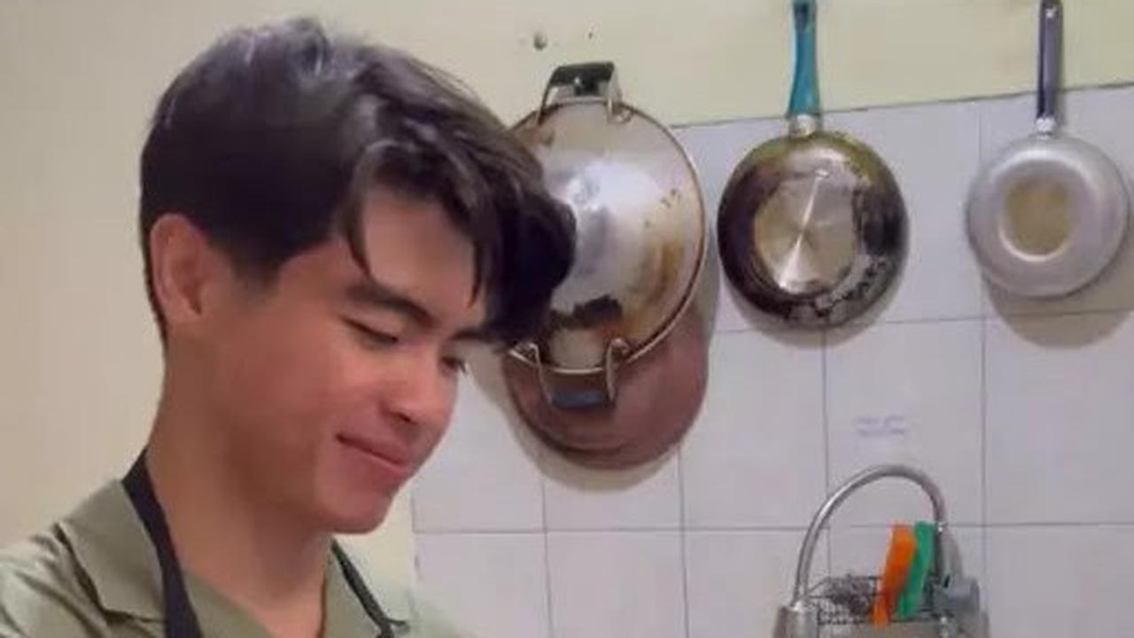 5 Potret Dapur Rumah Steven Wongso Sangat Sederhana, Tak Ada Kitchen Set - Peralatan Masak Cuma Digantung
