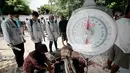 Mahasiswa dari Fakultas Kedokteran Hewan UGM mendatangi proses pemotongan hewan kurban di Masjid Kauman, Yogyakarta, Senin (12/9). Pemeriksaan dilakukan untuk memastikan tidak ada cacing hati atau penyakit antrax. (Liputan6.com/Boy Harjanto)