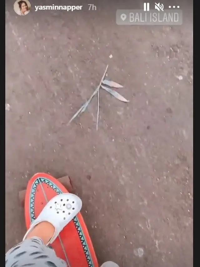 Bermain skateboard juga dilakukan Yasmin Napper.