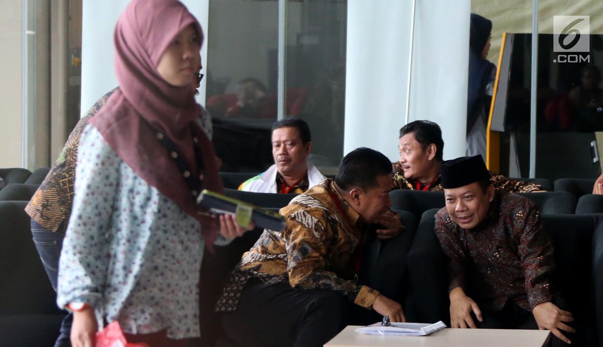 Wakil Ketua DPR Bidang Keuangan Taufik Kurniawan (kanan) tiba di Gedung KPK, Jakarta, Jumat (2/11). Taufik menjalani pemeriksaan perdana pascaditetapkan sebagai tersangka oleh KPK. (Merdeka.com/Dwi Narwoko)