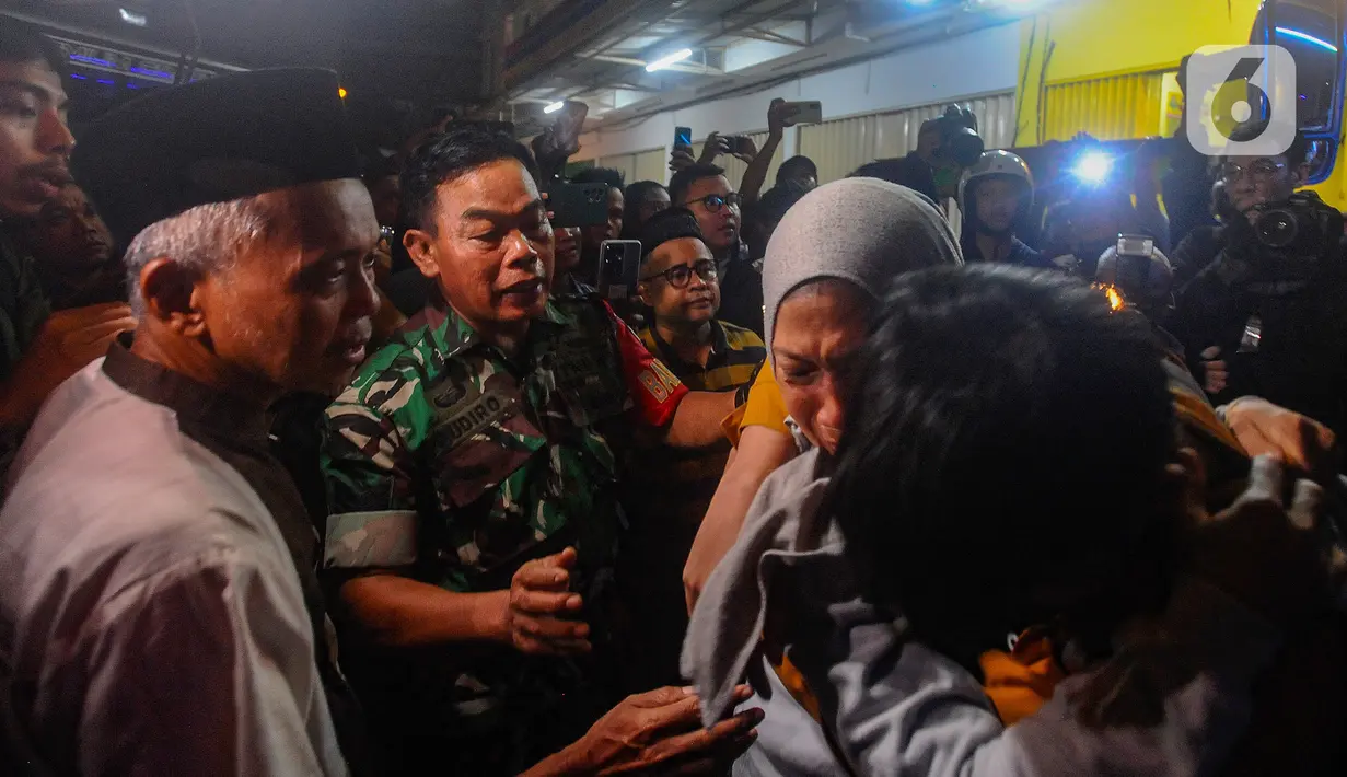 <p>Tangis orang tua pecah sambil memeluk sang anak setelah dua dari tiga bus rombongan SMK Lingga Kencana yang selamat dari kecelakaan maut tiba di Limo, Depok, Minggu (12/5/2024). (merdeka.com/Arie Basuki)</p>