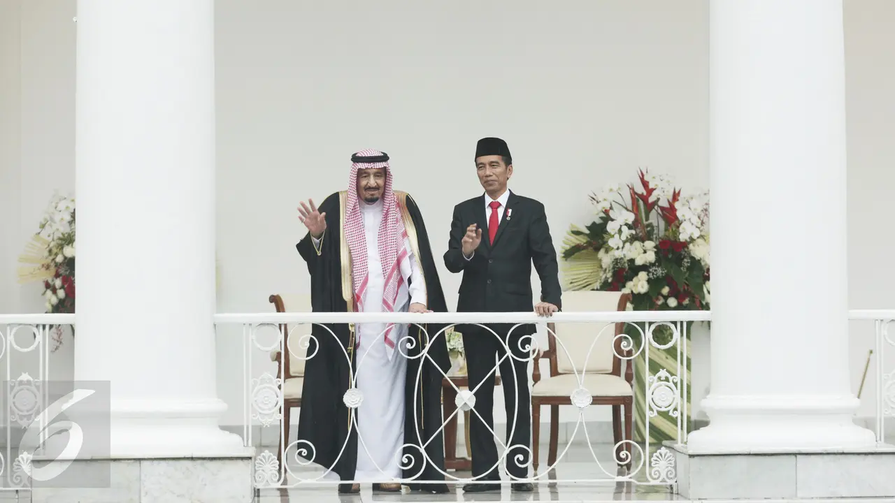 Di Bawah Hujan Deras, Jokowi Sambut Raja Salman