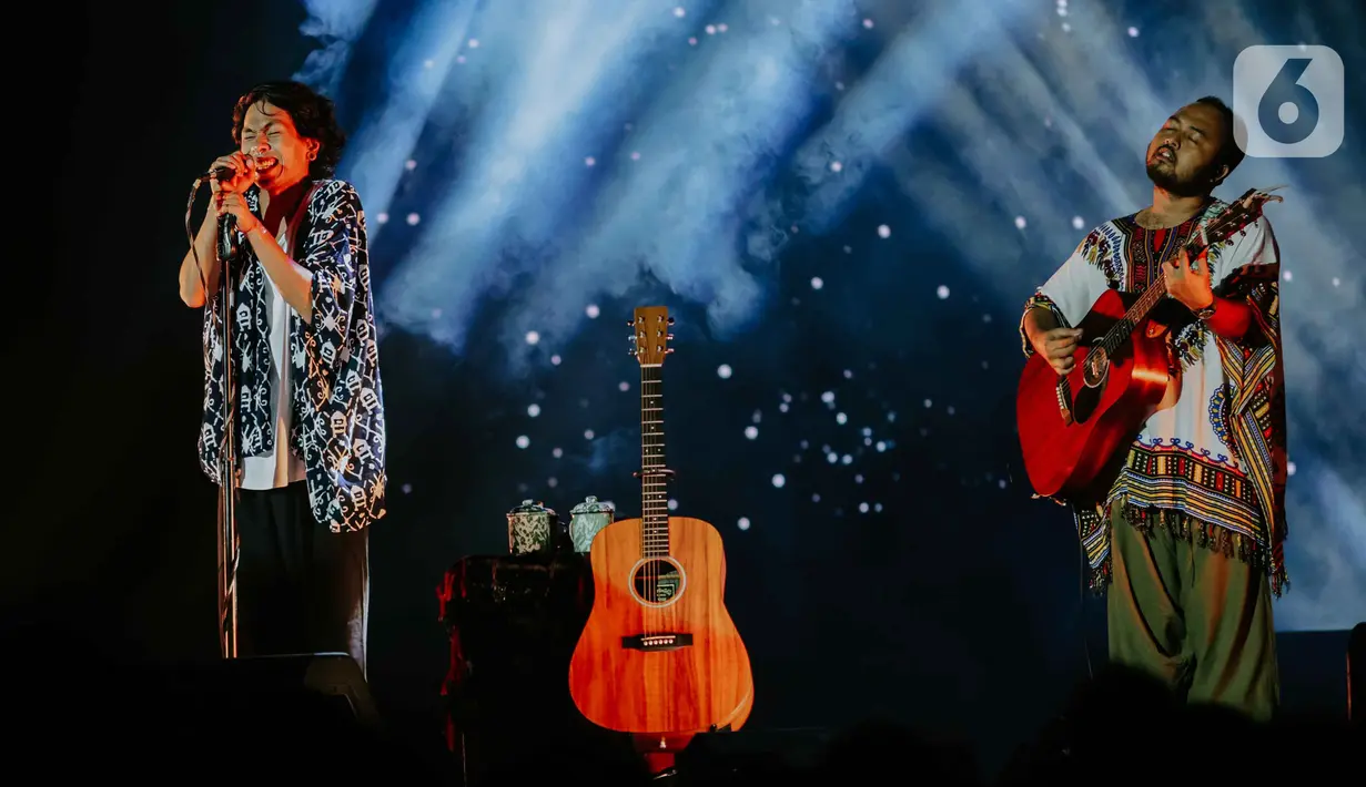 Penampilan grup band Fourtwnty dalam Festival Tamagochill di Tennis Indoor Senayan, Jakarta, Jumat (22/11/2019). Alunan musik Fourtwnty membuat suasana menjadi hangat. (Liputan6.com/Faizal Fanani)