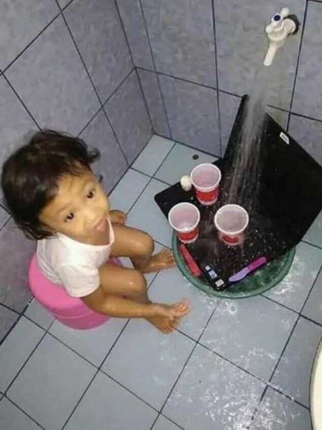 <span>Aksi nyeleneh bocah saat di kamar mandi (Sumber: Instagram/awreceh.id)</span>