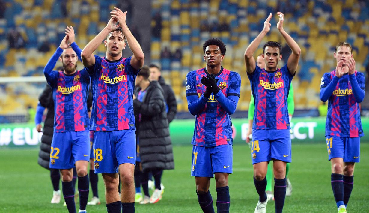 Barcelona menjadi klub dengan kemenangan terbanyak di babak 16 Liga Champions, yaitu 21 kali. Sayangnya, performa mereka saat ini menurun drastis sejak kepergian Lionel Messi. Blaugrana tersingkir dari fase grup untuk yang pertama kalinya sejak musim 2000/01 pada musim ini. (AFP/Sergei Supinsky)