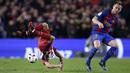 Pemain Atletico, Nico Gaitan terjatuh saat mencoba menghadang pemain Barcelona, Ivan Rakitic pada leg kedua semifinal Copa del Rey semifinal di Camp Nou stadium, Barcelona (7/2/2017). Barcelona bermain imbang 1-1. (AP/Manu Fernandez)