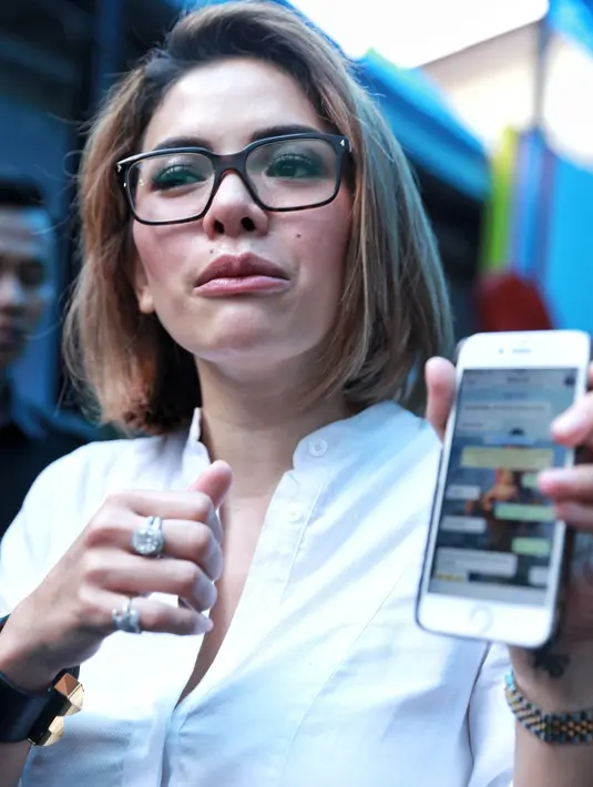 "Di Snapchat kan cuma 10 detik, pas udah abis pas lagi gini (dipraktekkin miring kepalanya), jadi kesannya lagi kissing. Padahal ngga sama sekali," kata Nikita Mirzani di kawasan Mampang Prapatan, Jakarta Selatan, Senin (17/10). (Adrian Putra/Bintang.com)