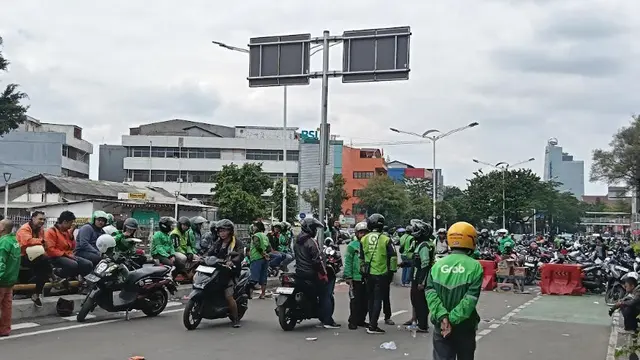 Massa Ojol Masih Berkumpul di Sekitaran Kwitang