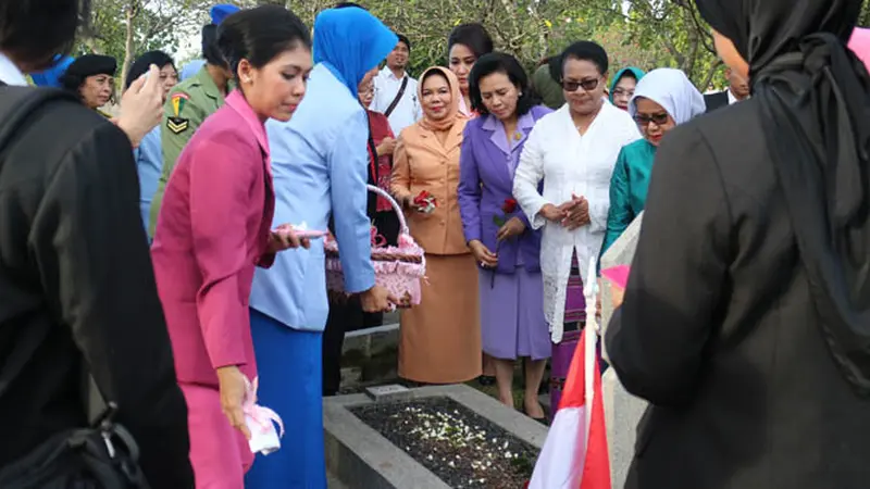 Suasana Ziarah dan Tabur Bunga Menteri Yohana di Makam Pahlawan