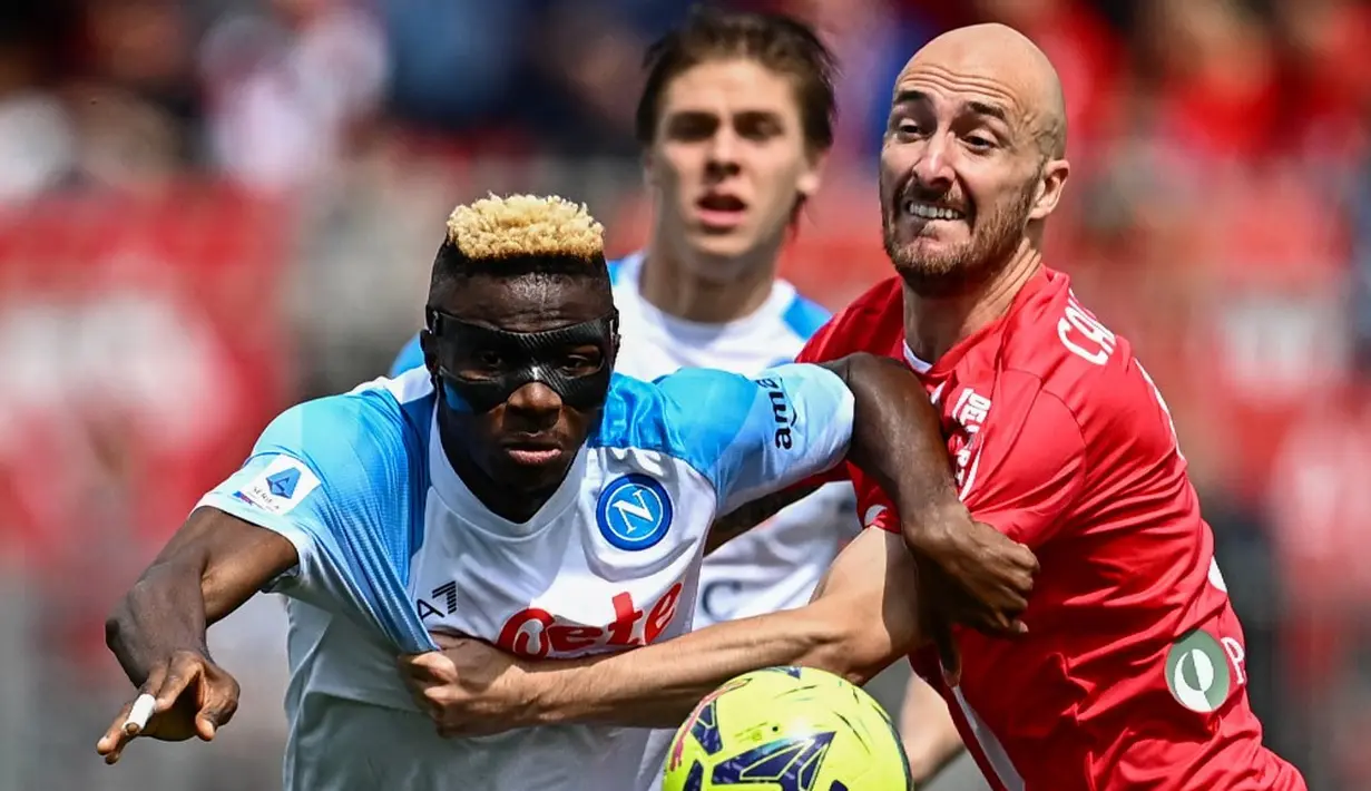 <p>Napoli takluk 0-2 akibat gol-gol Dany Mota dan pemain mereka yang dipinjamkan ke Monza, Andrea Petagna. (GABRIEL BOUYS/AFP)</p>