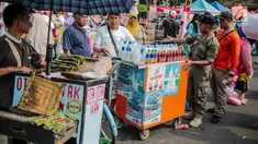 Petugas Satpol PP menertibkan PKL di kawasan car free day (CFD), Bundaran HI, Jakarta, Minggu (4/8/2019). Penertiban dilakukan karena keberadaan PKL membuat tidak nyaman pengunjung CFD yang ingin berolahraga, berorasi, atau sekadar jalan-jalan. (Liputan6.com/Faizal Fanani)