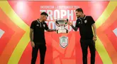 Pemain Borneo FC, Stefano Lilipaly (kiri) dan Diego Michiels mengamati trofi dalam acara Trophy Tour ASEAN Club Championship Shopee Cup 2024 di LOTTE Shopping Avenue, Event Atrium, Jakarta Selatan pada Sabtu (07/09/2024). (Bola.com/Bagaskara Lazuardi)