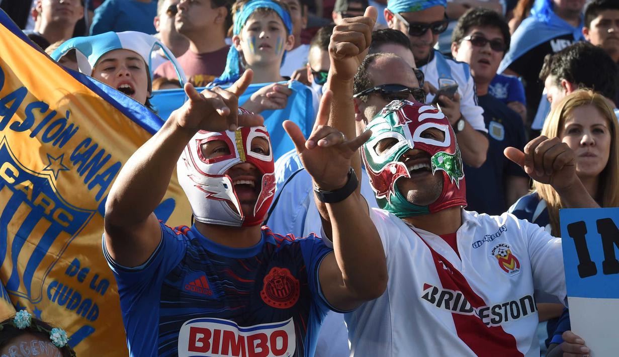 Suporter Argentina dengan wajah bertopeng memberikan semangat kepada timnya saat laga Argentina vs Chili pada Copa America Centenario 2016 di Stadion evi's, Santa Clara, Amerika Serikat, (7/6/2016) WIB. (AFP/Mark Ralston)