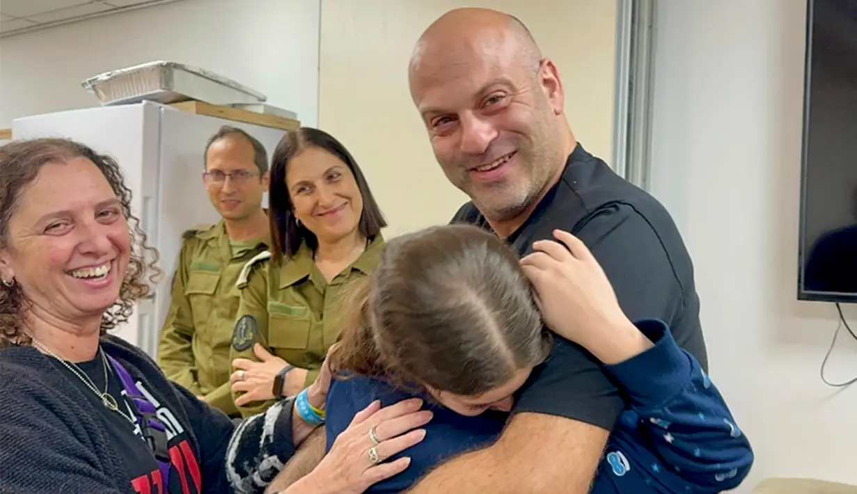 Jika didata secara rinci, menurut Al Jazeera, maka sejauh ini sudah 39 sandera Israel yang dibebaskan oleh Hamas secara bertahap dalam tiga kelompok, yang masing-masing terdiri atas 13 orang setiap harinya. (The Israeli Army via AP)