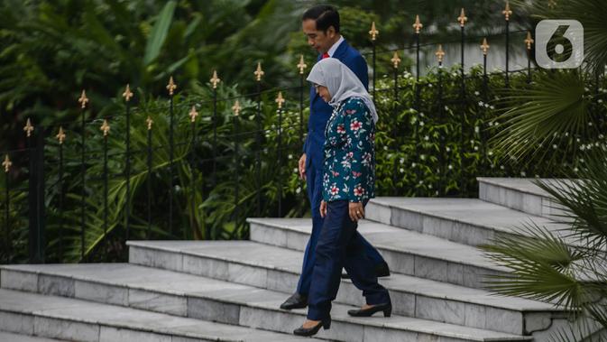 Presiden Joko Widodo (kiri) berjalan bersama Presiden Singapura, Halimah Yacob saat kunjungan kenegaraan di Istana Bogor, Selasa (4/3/2020). Jokowi dan Iriana Widodo menyambut Halimah dan suaminya, Mohamed Abdullah Alhabshee, di pintu utama Istana. (Liputan6.com/Faizal Fanani)