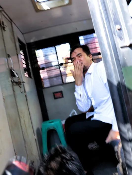 Mantan suami Dewi Perssik ini terlihat beberapa kali mengumbar senyum. Bahkan sempat memberikan salam 'kiss bye'. (Adrian Putra/Bintang.com)