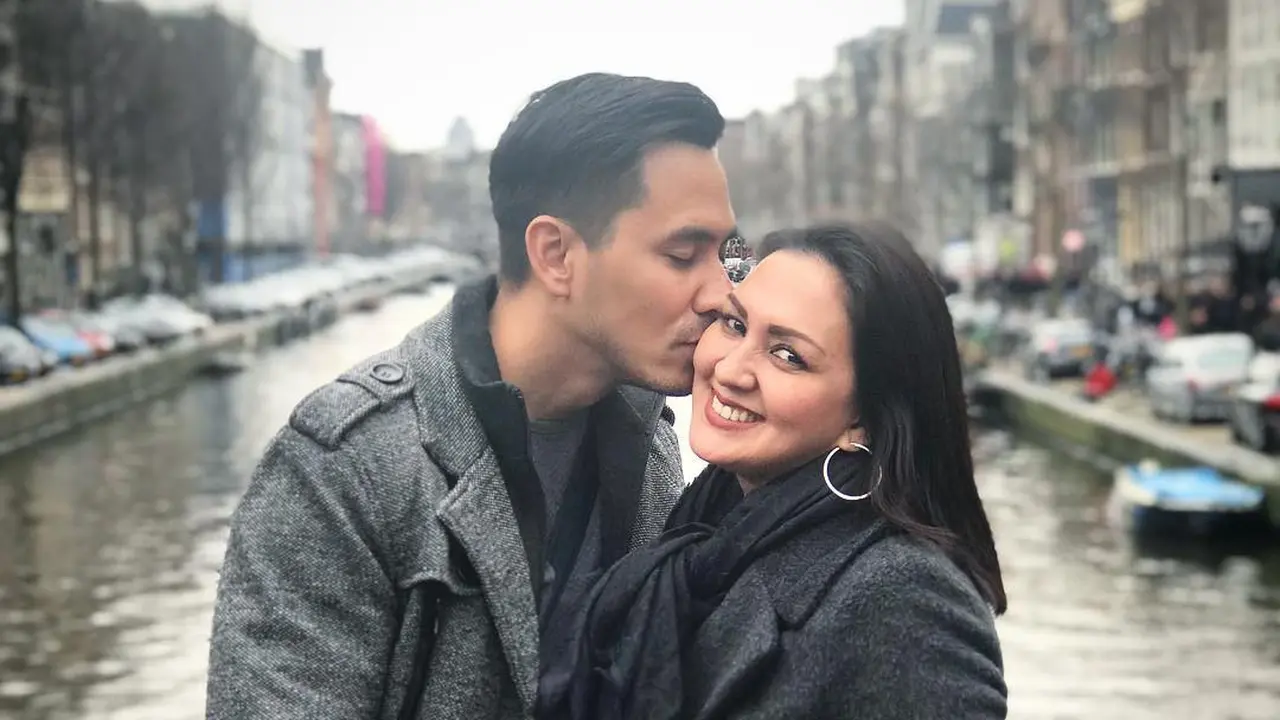 [Bintang] Donna Agnesia dan Darius Sinathrya