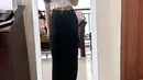 Potret mirror selfie Eca Aura mengenakan cropped top putih dengan detail kerut yang manis, dipadunya dengan rok panjang berwarna hitam. [Foto: Instagram/elsaajapasal]
