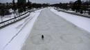 Seseorang menyusuri Rideau Canal Skateway pada hari pembukaannya di tengah pandemi COVID-19 di Ottawa, Ontario, Kamis (28/1/2021). Ottawa merupakan negara terdingin di dunia. Jika winter tiba, seluruh kota berwarna putih, tertutup salju dan es. Tidak terkecuali dengan Rideau Canal. (Justin Tang/The