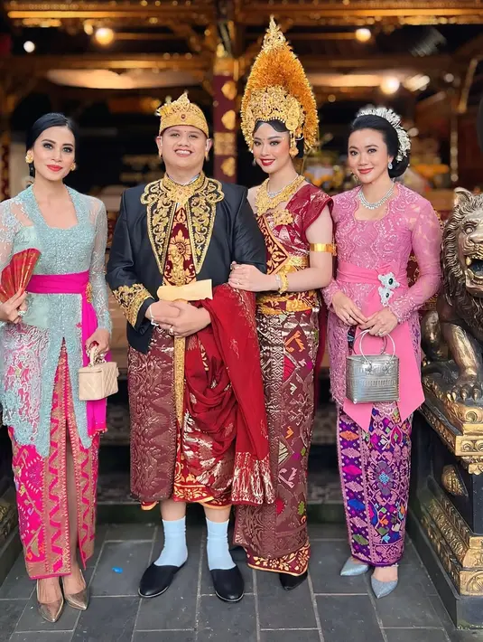 Diah memilih kebaya Bali berwarna hijau mint yang memberikan kesan segar dan lembut.  [@dps_diahpermatasari].