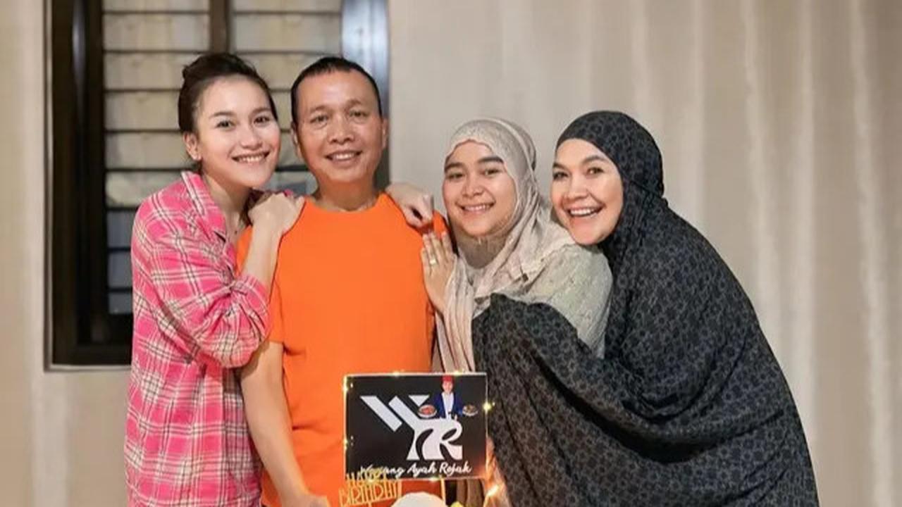 Potret Ayu Ting Ting Rayakan Ultah Ayahnya, Kompak Pakai Outfit Serba Hitam yang Elegan