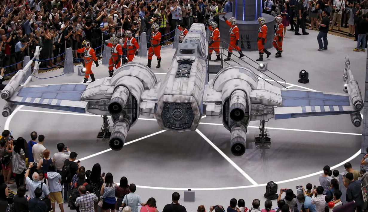 Pengunjung melihat pesawat "x-wing pilots" yang merupakan model pesawat di film Star Wars, Bandara Changi, Singapura, Kamis (12/11/2015). Acara ini bertepatan dengan tur media Star Wars bertema All Nippon Airways ANA R2D2 Boeing 787. (REUTERS/Edgar Su) 