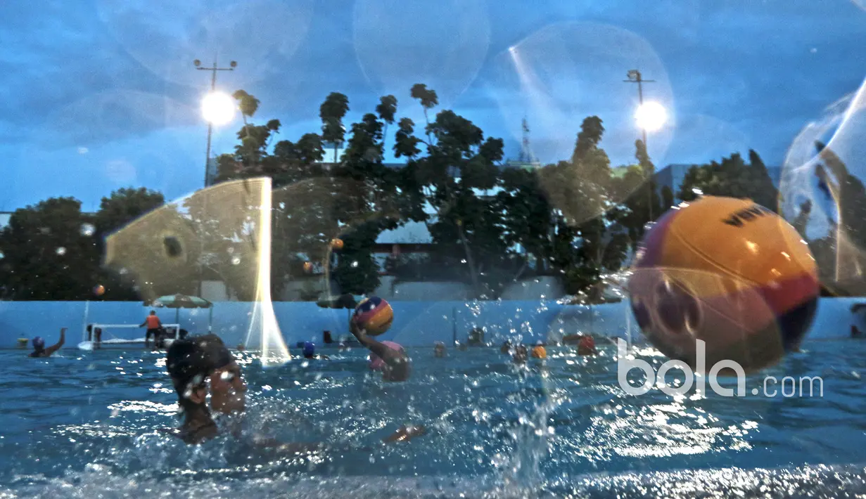 Seorang atlet Polo Air Putri gagal menangkap bola saat sesi latihan seleksi Nasional di GOR Pertamina Simprug, Jakarta Selatan, Kamis (19/1/2017).  (Bola.com/Nicklas Hanoatubun)