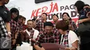 Basuki Tjahaja Purnama atau Ahok memberikan tanda tangan saat pertemuan di rumah lembang, Jakarta, Kamis (15/12). Pasca sidang perdana, pengunjung rumah lembang membludak untuk berfoto bersama. (Liputan6.com/Faizal Fanani)