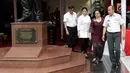 Megawati Soekarnoputri didampingi Puan Maharani, Yasonna Laoly, Letjen Agus Widjojo bersiap meresmikan patung Presiden Soekarno di gedung Lemhannas, Jakarta (24/5). (Liputan6.com/Immanuel Antonius)