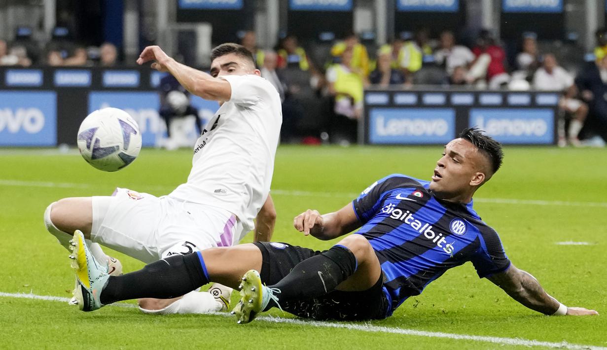 Tiga gol kemenangan Inter datang dari tiga pemain berbeda, dimulai dari Joaquin Correa, Nicolo Barella dan ditutup Lautaro Martinez. Cremonese sempat memperkecil kedudukan melalui aksi David Okereke. (AP/Luca Bruno)