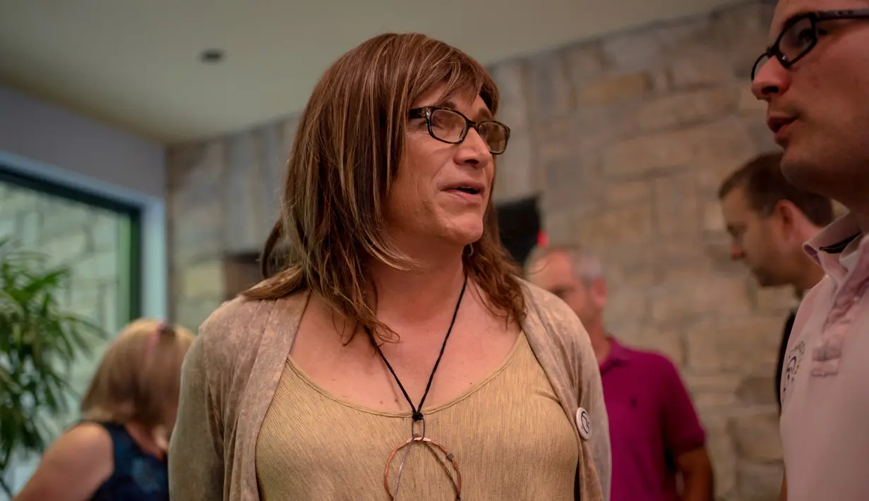 Christine Hallquist, calon gubernur Vermont AS, dari Partai Demokrat menyambut para pendukung di Burlington, Rabu (15/8). Hallquist menjadi transgender pertama di Amerika Serikat yang maju ke pemilihan gubernur. (Hillary Swift/Getty Images/AFP)