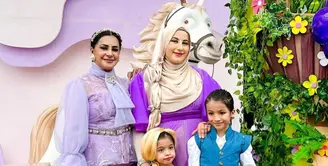 Di hari ulang tahun Nora, Ala Alatas ikut hadir. Seperti inilah momen kebersamaan mereka.