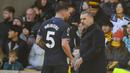Pelatih Tottenham Hotspur, Ange Postecoglou, memberikan arahan kepada Pierre-Emile Hojbjerg saat melawan Wolverhampton Wanderers pada matchday ke-12 Liga Inggris 2023-2024 di Stadion Molineux, Sabtu (11/11/2023). (AFP/Darren Staples)