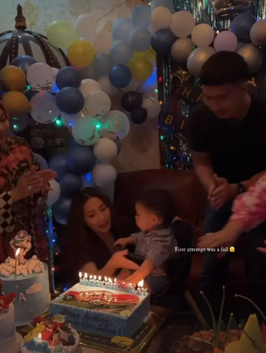 Sementara Indra Priawan konsisten tampil kasual dengan t-shirt navy dan jeans [@nonawilly16]